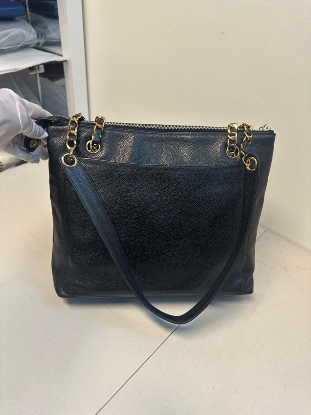 CHANEL Black Leather Shoulder Bag with Gold Hardware - Picture 5 of 17